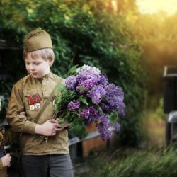 Лауреат Международной «Русской премии – 2022» Генерал Э. Артюхов «Идет по брусчатке девчушка трех лет, за ней вся семья, чтоб не случилось с ней бед…»
