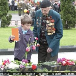 Лауреат Международной «Русской премии – 2022» Генерал Э. Артюхов «Расцвели раньше всех тюльпаны, горят на клумбе они вечным огнем…»