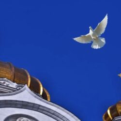 Лауреат Международной «Русской премии – 2022» Генерал Э. Артюхов «Замер в радости народ, видя голубя небесного полет…»