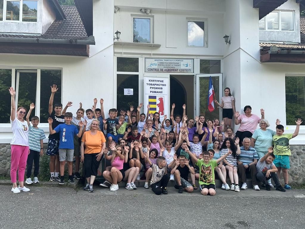 Maria Comșa «С 10 по 15 июля более 50 детей из всех отделений Культурного союза русинов Румынии находились в летнем и молодежном лагере в Центре досуга в Костештах..»