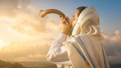 В 2023 году Йом-Кипур начинается вечером 24 сентября и продолжится до следующего заката солнца. Это случится спустя десять дней после наступления еврейского Нового года. С праздником Братья!