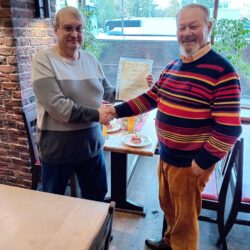 Попечитель МФ «Русская премия» Александр Гегальчий в Москве торжественно вручил оригинал грамоты «Русская премия — 2022» Генералу Эдуарду Артюхову. Поздравляем Брат — Русинский Мир. (27.10.2023) 