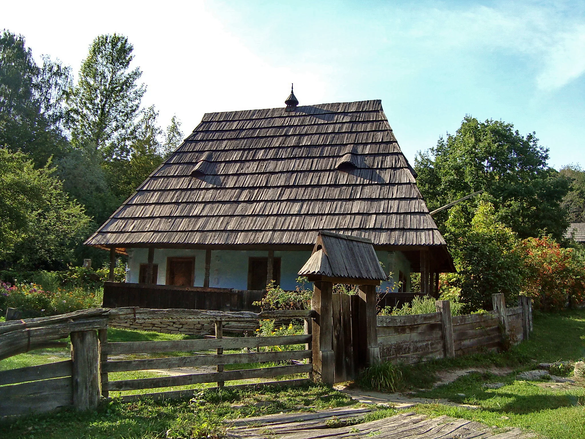 635 ЛЕТ назад (1389 г.) было основано село СТЕБЛЕВКА, Хустская городская община Хустского района Закарпатской области. До 1946 года село называлось САЛДОБОШ (вен. Száldobos, словац. Saldoboš).