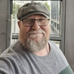 Русский поэт Пётр Григорьевич Сафонов «Уходим мы всё дальше в дали, покинув детства славный дом. И двор, где бегали, играли…»