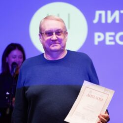Лауреат Русской премии — 2022 г. Э.Э. Артюхов покорил очередную творческую вершину. Поэт награжден золотым знаком и званием «Золотое перо Руси»